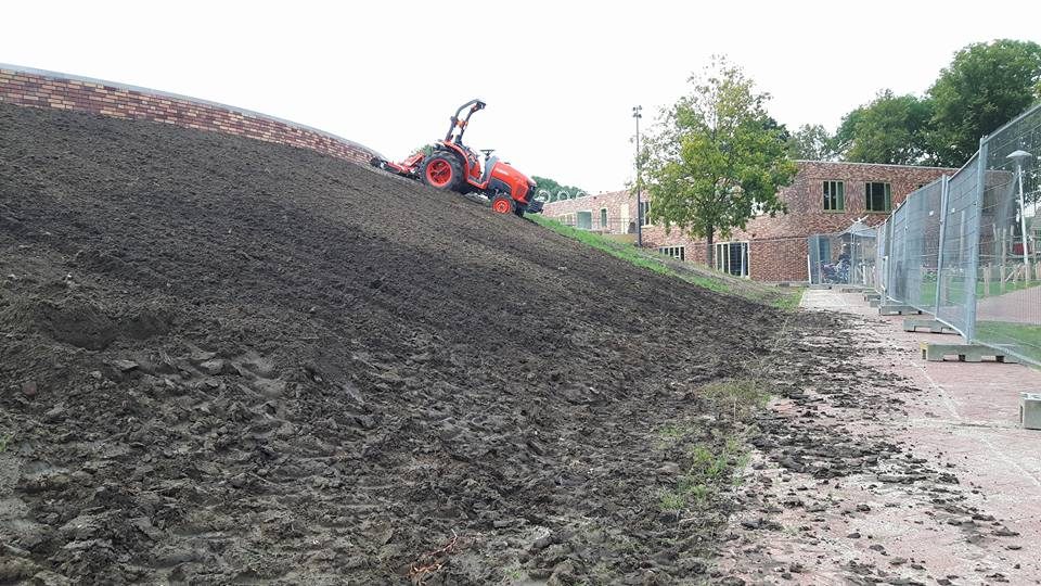 Impressie van gras zaaien door Loonbedrijf Van Kleef