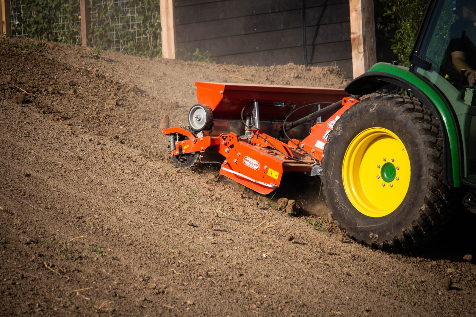 Gras zaaien door Loonbedrijf Van Kleef