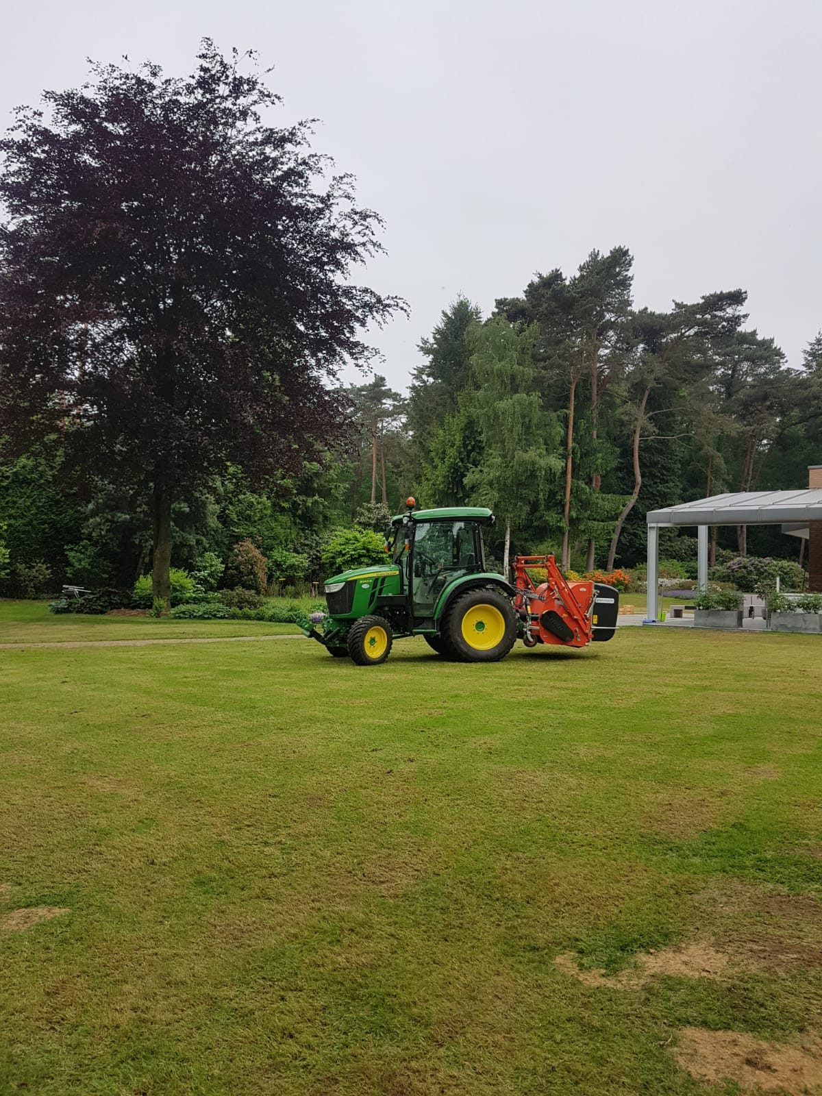 Een grasveld verticuteren met de verticuteermachine