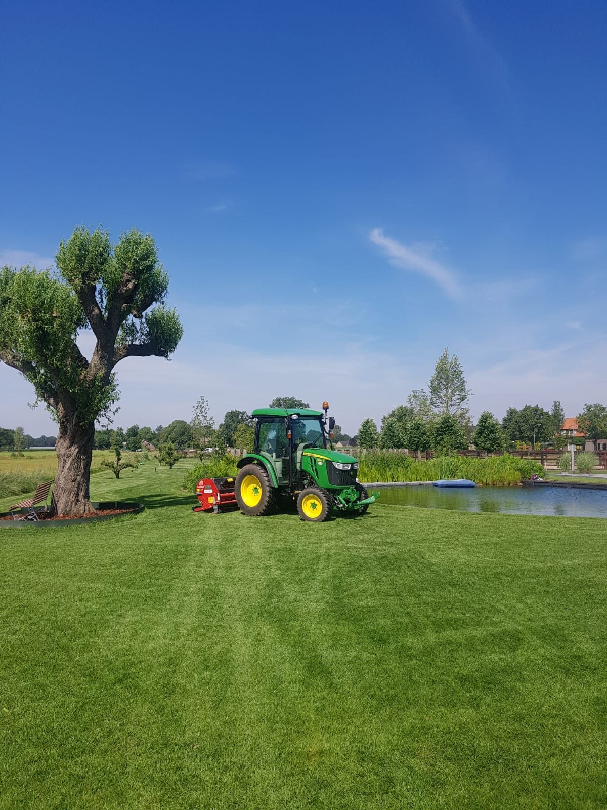 Beluchten van een gazon in een tuin met een vijver