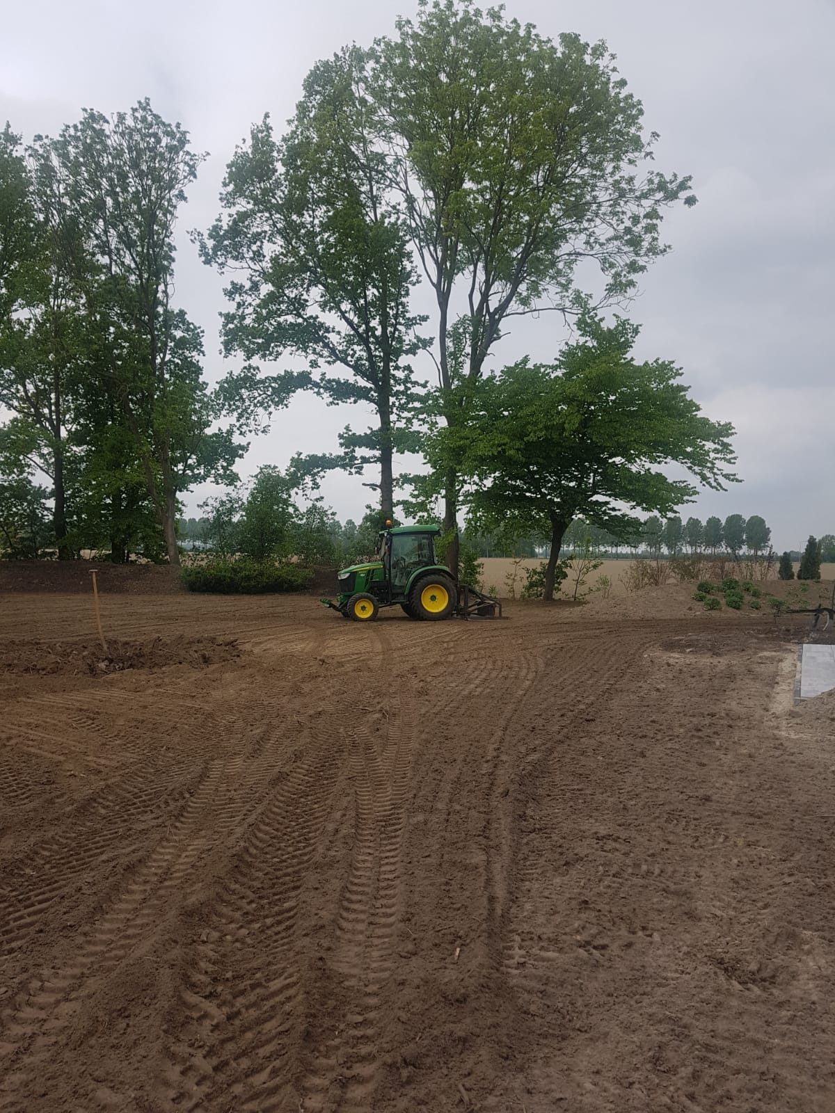 Een terrein egaliseren door Loonbedrijf Van Kleef