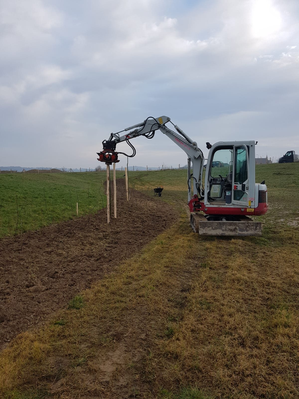 Een paal de grond in trillen met een trilblok